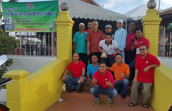 Bergambar kenangan dengan ahli jawatankuasa masjid