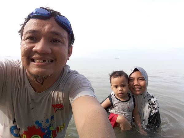 Aku,isteri dan Fatih berendam di pantai Kuala Linggi.
